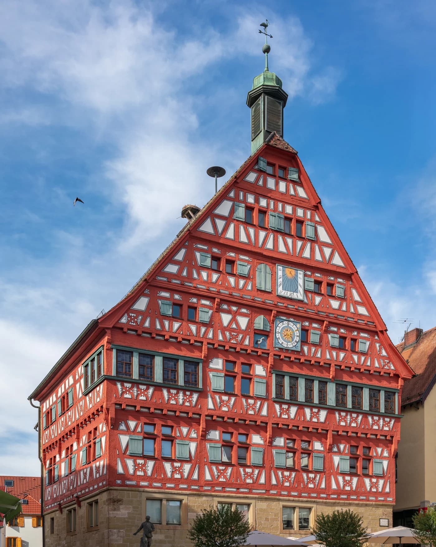 Das historische Fachwerk-Rathaus in Großbottwar im natürlichen Nachmittagslicht