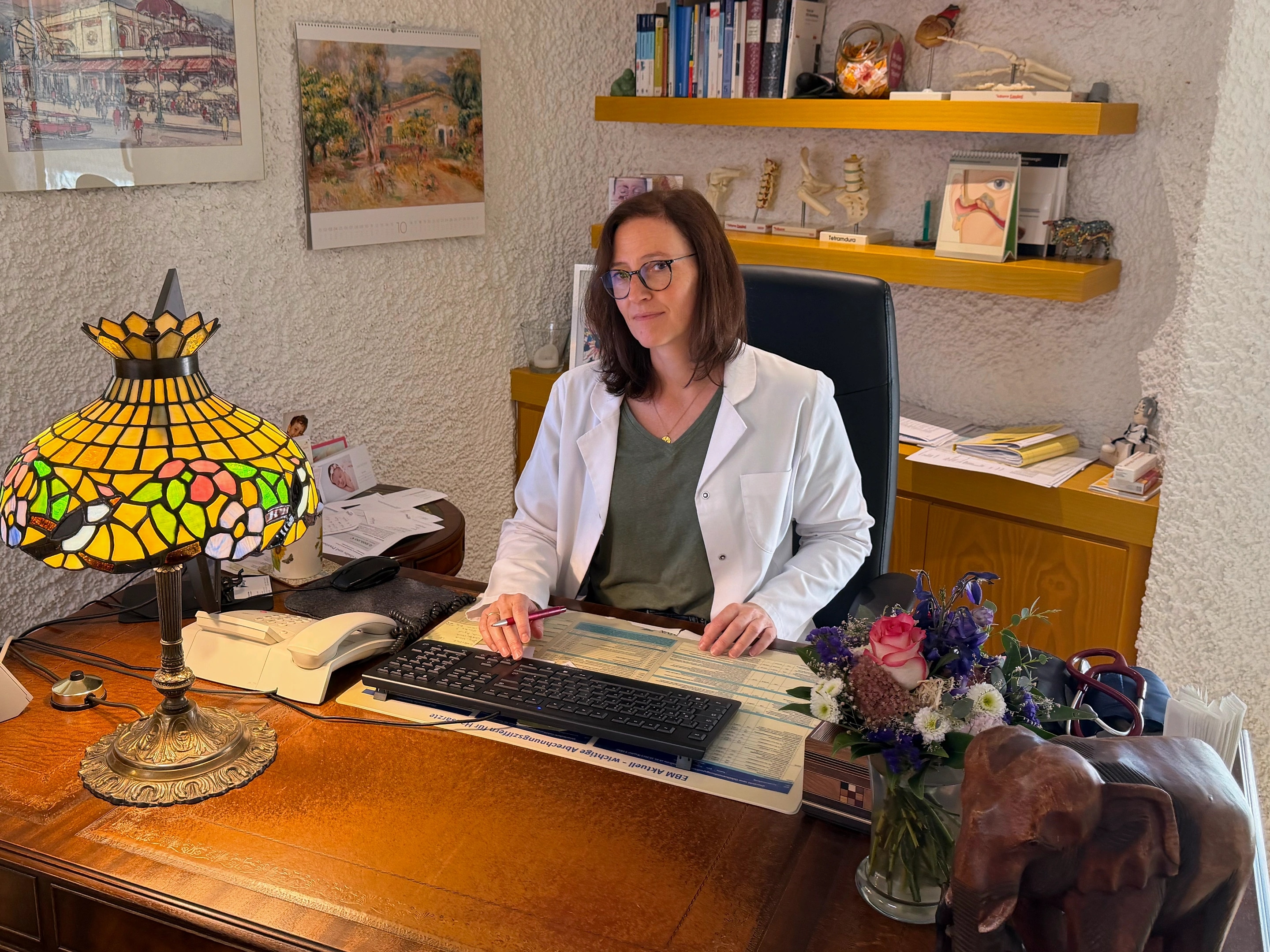 Dr. Hildebrandt-Kunz an ihrem Schreibtisch im Sprechzimmer.